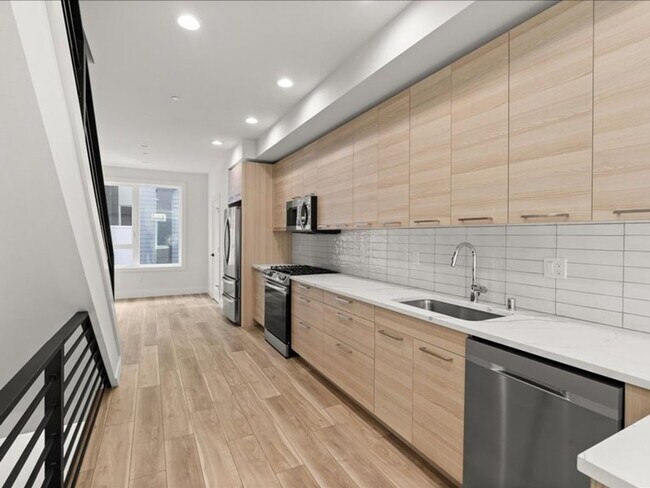 Foto del edificio - Beautiful Greenwood Townhome with Rooftop ...