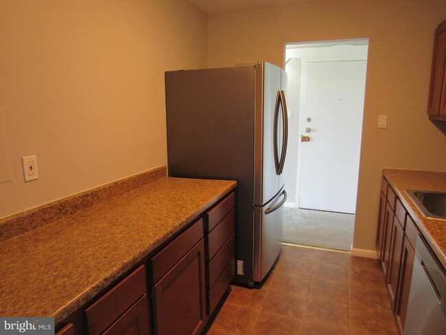 Building Photo - NEWLY AVAILABLE - RENOVATED 3 BR UNIT IN T...