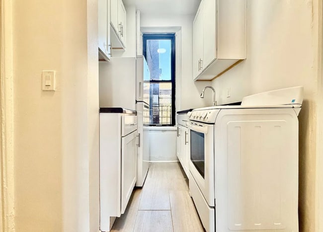 Building Photo - 2978 E 196th St