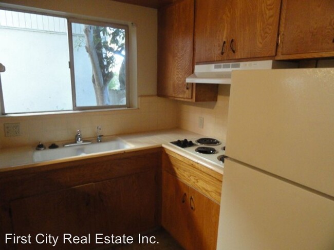 Building Photo - 830 Sunset Dr