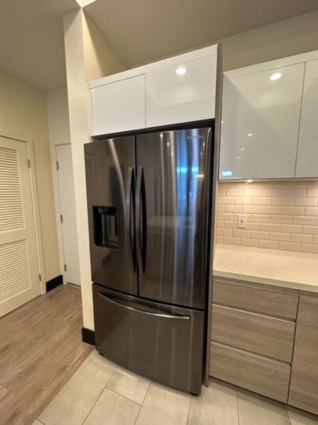 Building Photo - 536 S El Molino Ave