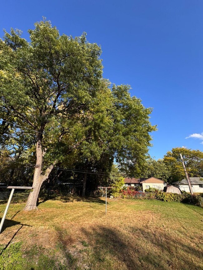 Foto del edificio - AVAILABLE NOW! Gorgeous, Newly Renovated 5 Bedroom, 2 Bathroom Single Family Home w/Huge Fenced I...