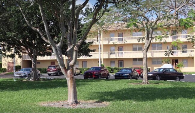 Foto del edificio - 6070 NW 64th Ave