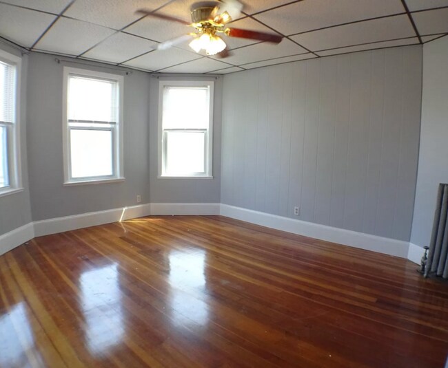 Building Photo - 102 Saxton St