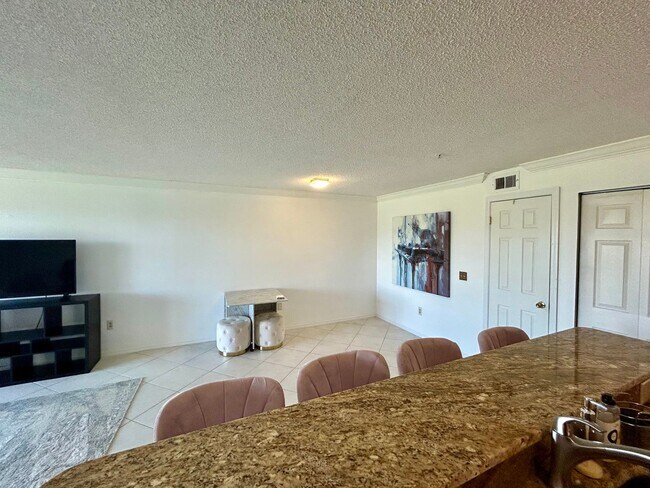 Foto del edificio - Furnished 2BR with Stunning Views in Feather Sound – Move-In Ready!