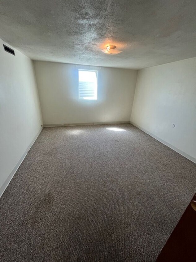 Building Photo - 418 Lola Ln