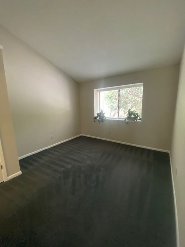 Building Photo - Welcome to this stunning 2-bedroom, 2-bath...