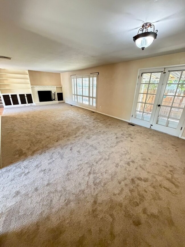Building Photo - 3 Bedroom on Large corner lot!
