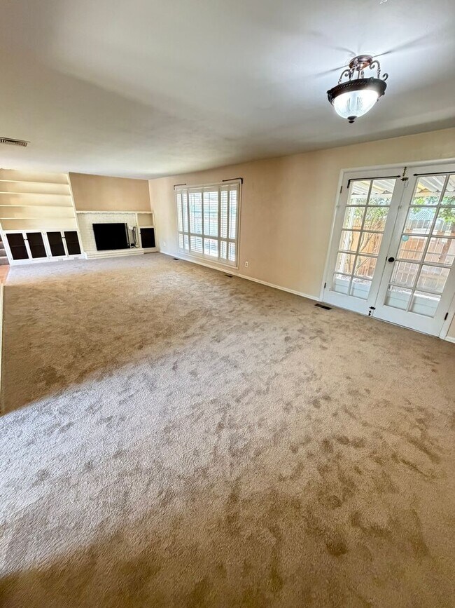 Foto del edificio - 3 Bedroom on Large corner lot!