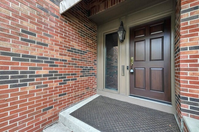 Building Photo - 3 Bedroom Luxury Condo