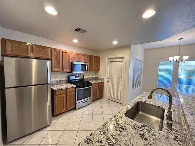 Building Photo - Free Rent for two weeks!