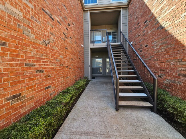 Building Photo - Ready for immediate move in!