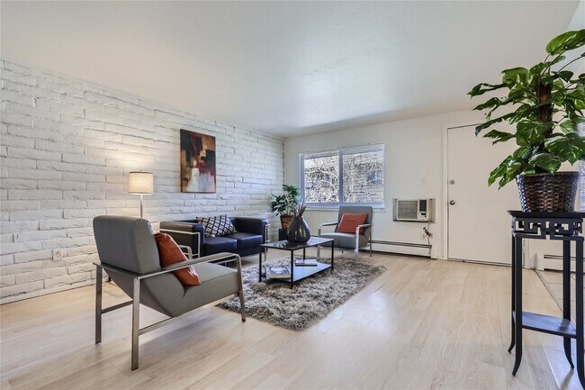 Foto del edificio - 2 Bedroom 1 Bathroom Condo in Cherry Creek!