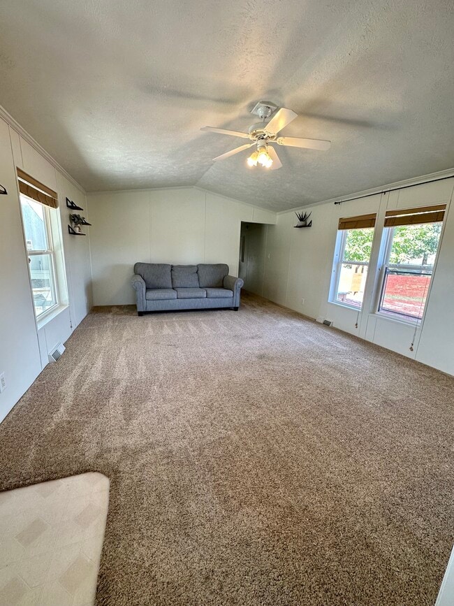 Building Photo - 913 Ln 11