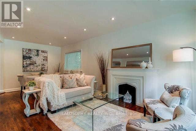 Photo du bâtiment - 827 Kingston Rd