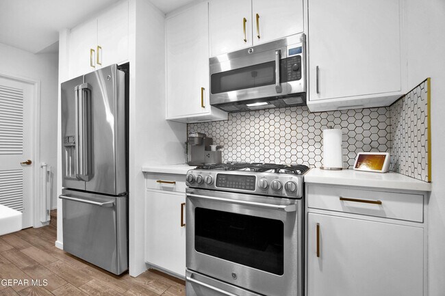 Foto del edificio - 4200 Camelot Heights Dr