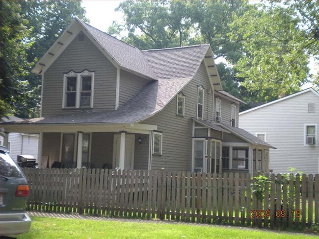 Building Photo - 737 Village St