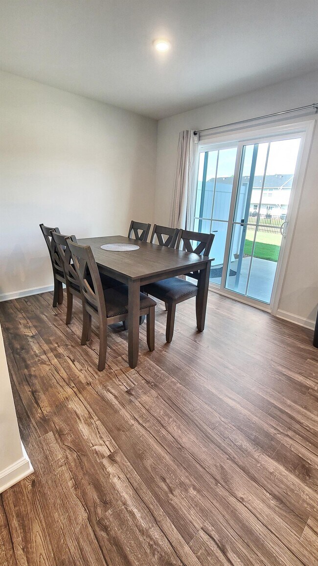 Building Photo - 145 Fernside Ct