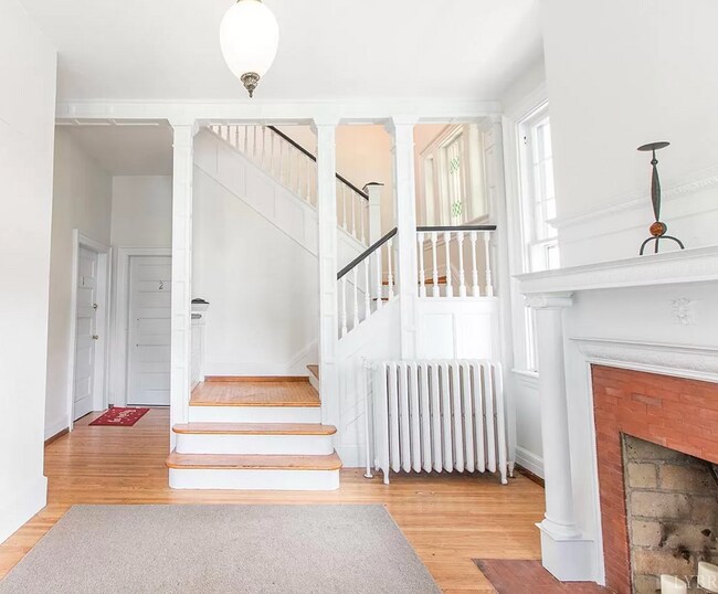 Common Foyer - 2110 Rivermont Ave