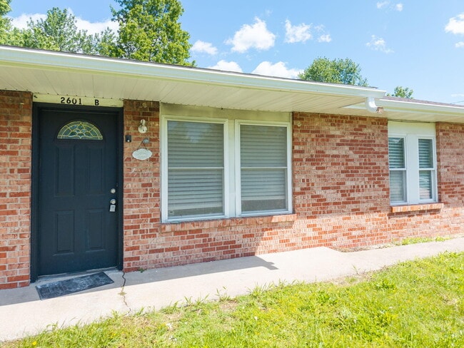 Building Photo - 2601 E Oakbrook Dr