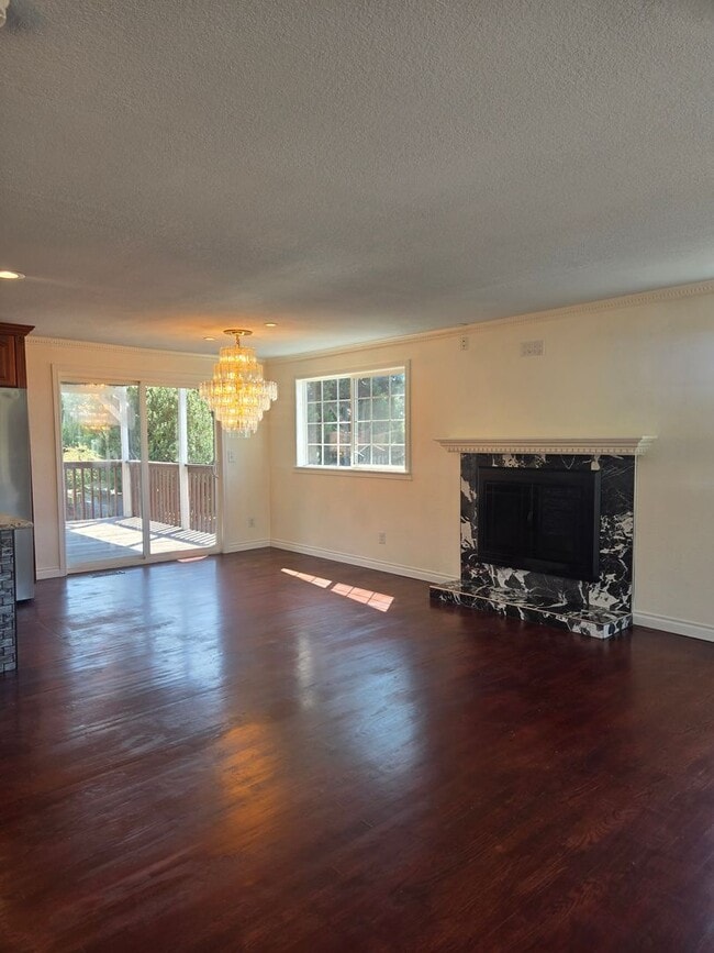 Building Photo - Kent community 3 bedroom 1.5 bath upstairs...