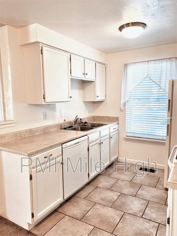 Building Photo - 4245 E 119th Pl