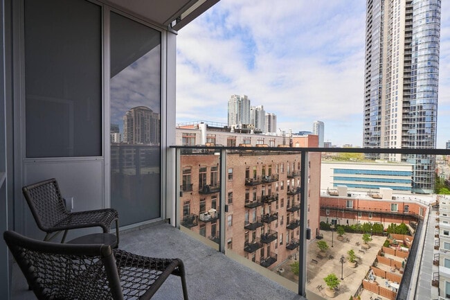 Foto del edificio - 360 W Illinois St