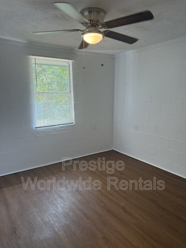 Building Photo - 104 Moore St