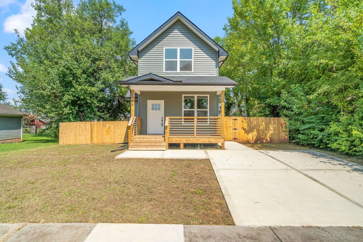 Primary Photo - 2445 Parkview Ave