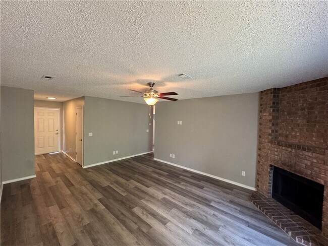 Foto del edificio - 1374 N Chickadee Ave