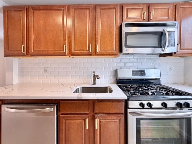 Building Photo - 63 COLES St