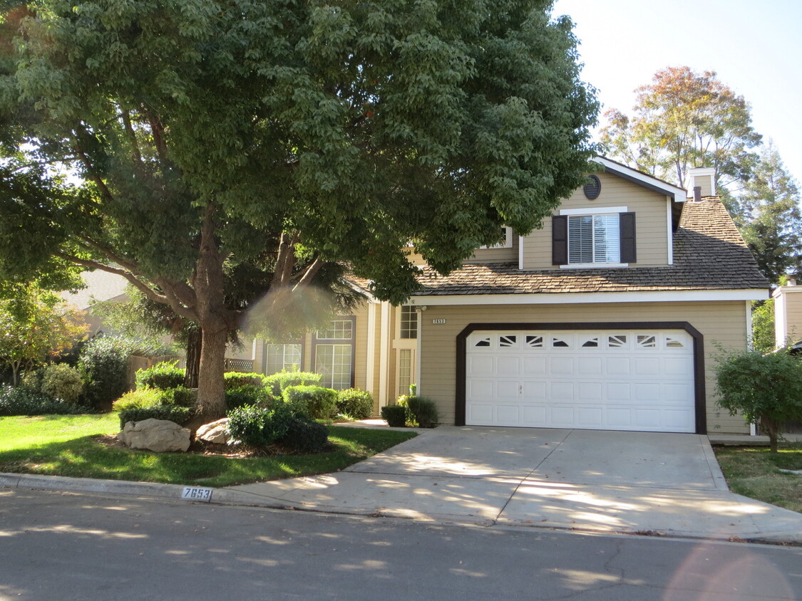 Foto principal - 2-Story home in NE Fresno w/ pool, a nice ...