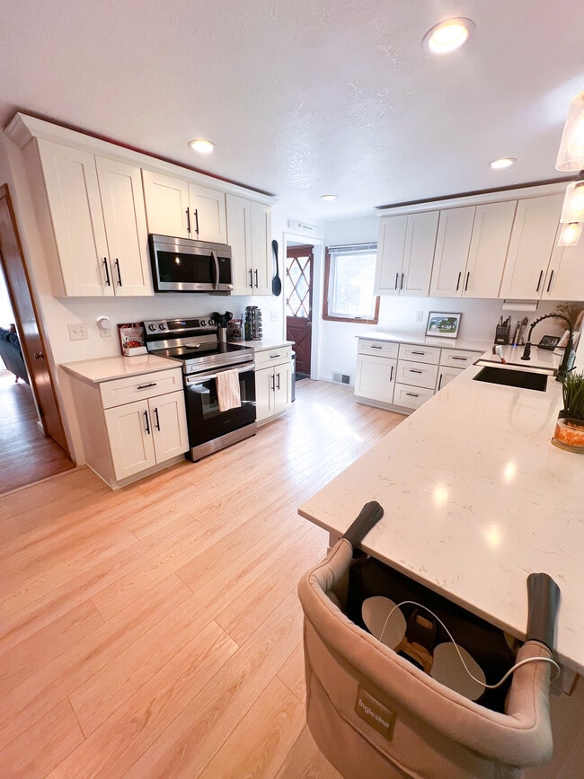 vistas al entrar en la cocina - 8434 Colfax Ave S