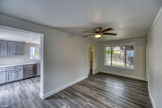 Building Photo - 2 br, 1 bath Triplex - 5325 2nd Avenue