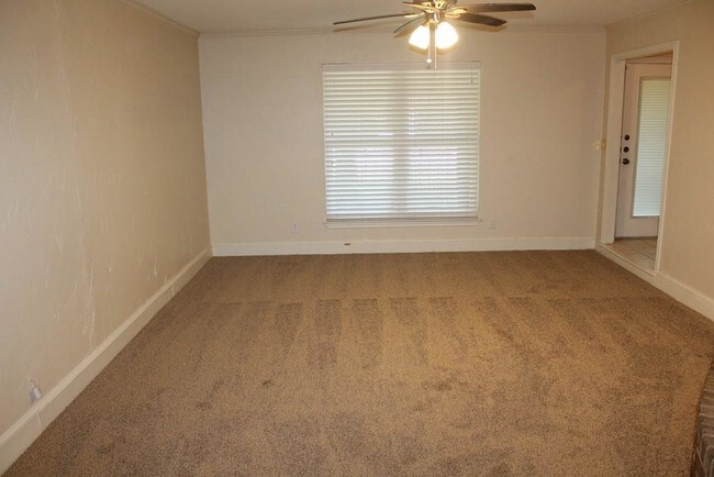 Building Photo - 1217 Janell Dr