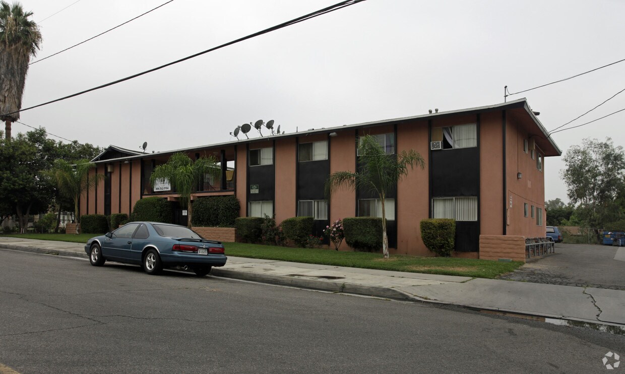 Primary Photo - Poplar Apartments