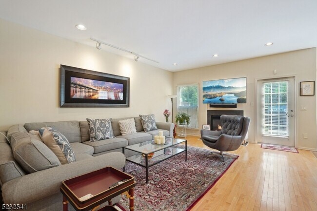 Building Photo - 15 Pebble Beach Dr