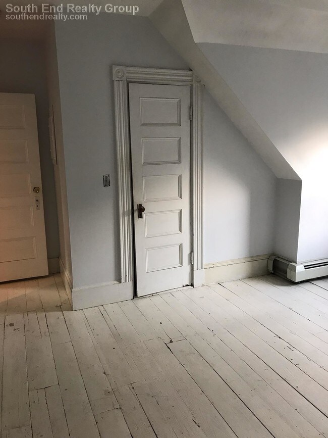 Building Photo - 31 Waldeck St