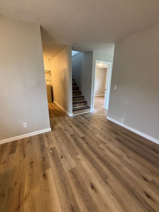 Foto del edificio - Newly Renovated 2 Bed 1 Bath Apt Move In Special!!
