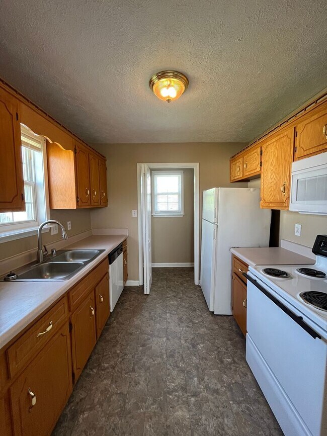 Building Photo - Adorable Home close to Fort Campbell