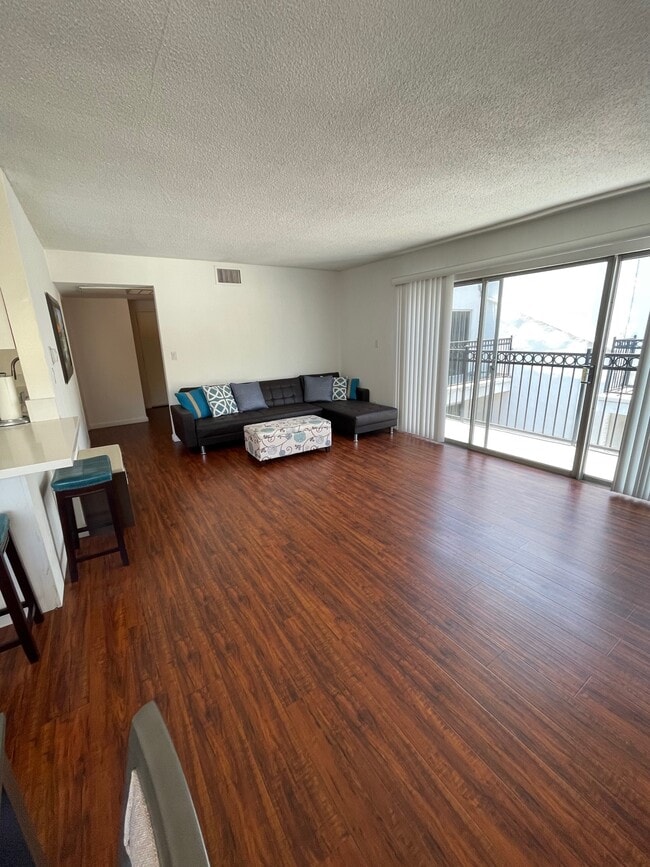 Building Photo - 136 S Palm Dr