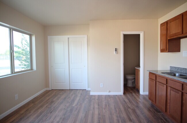 Foto del edificio - 102 W District St