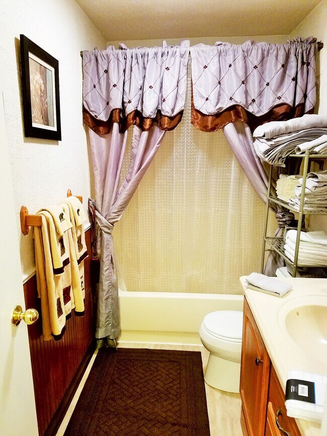 Baño-Towel incluidos - 2110 Tudor Hills Ct