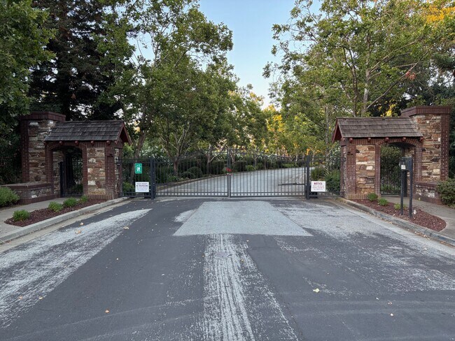 Foto del edificio - 14545-14542 Atherton Cir
