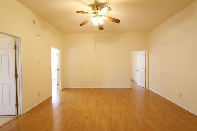 Building Photo - 1095
