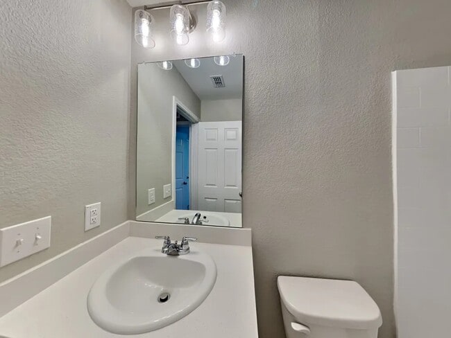 Building Photo - 315 E 9th St