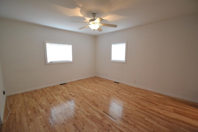 Building Photo - 555 Locust St