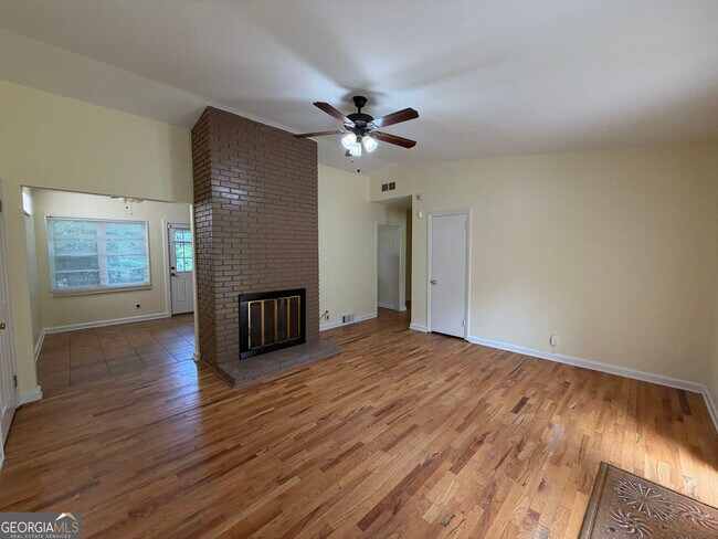 Building Photo - 2720 Hollywood Dr