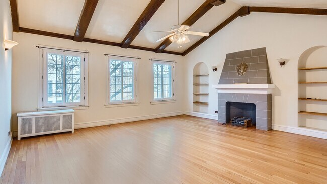 Building Photo - 7440 N Hoyne Ave