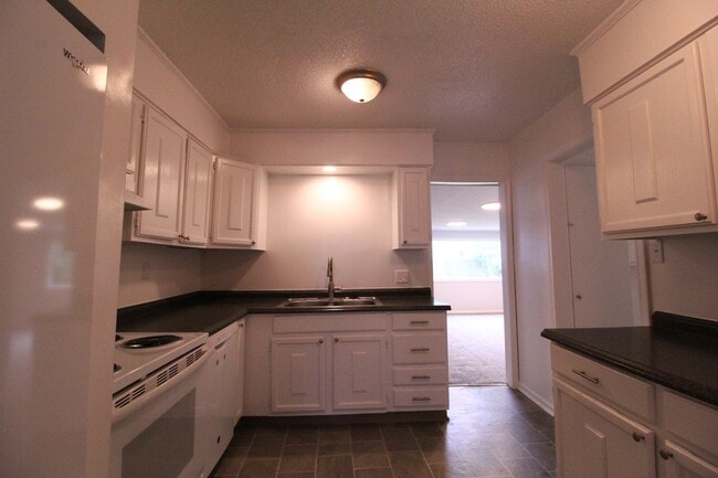 Foto del edificio - October FREE On This 3 Bedroom 2 Bath Home...
